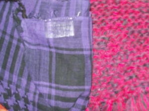 Lenço palestino roxo e preto (da Calçada da Fama) e cachecol de tricô roxo e cereja (da Feirinha do Alto).